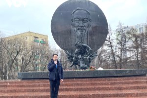 Vietnamese young people offer flowers at Ho Chi Minh Monument in Moscow