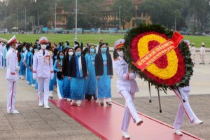 Delegation attending 13th National Women Congress pay tribute to President Ho Chi Minh