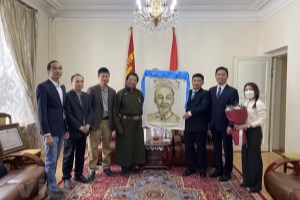 Mongolian professor honoured for promoting Uncle Ho’s image abroad