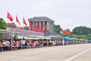 Nearly 12,000 people visit President Ho Chi Minh Mausoleum during Hung Kings’ death anniversary