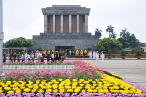 Government presents emulation flag to Ba Dinh Square Management Board