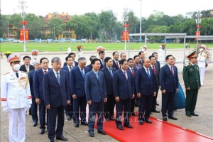 Senior leaders pay homage to President Ho Chi Minh