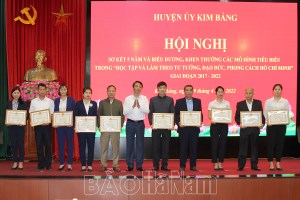 Ha Nam's district honors typical models in studying and following Uncle Ho