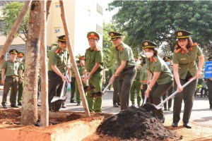 Dak Lak Public Security plants tree in gratitude of Uncle Ho