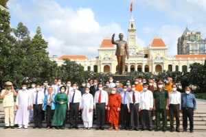 Leaders of HCMC offer incense to Uncle Ho, fallen soldiers on Reunification Day