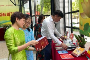 500 books and newspapers on President Ho Chi Minh on display in Hanoi
