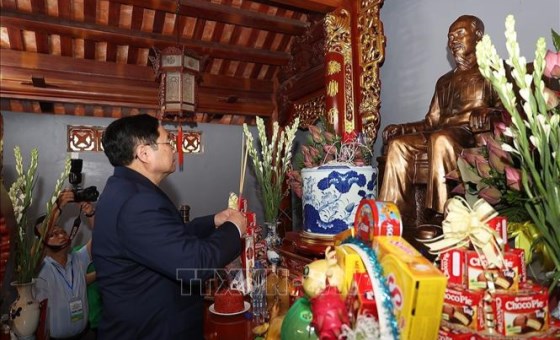 Prime Minister offers incense in memory of President Ho Chi Minh northern city