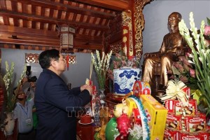 Prime Minister offers incense in memory of President Ho Chi Minh northern city