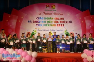 Central province honors 100 outstanding grandchildren of Uncle Ho