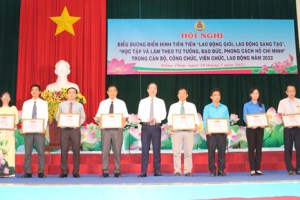 Dong Thap praises outstanding collectives and individuals in studying and following Uncle Ho