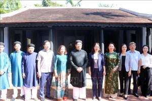 Leader commemorates President Ho Chi Minh in central city