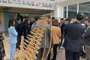 Vietnamese ethnic music instrument presented to Mongolian school named after President Ho Chi Minh