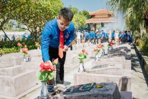 Quang Binh youth pays gratitude to Uncle Ho and heroic martyrs