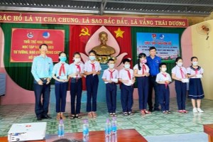 Khanh Hoa youth studies and follows Uncle Ho’s example