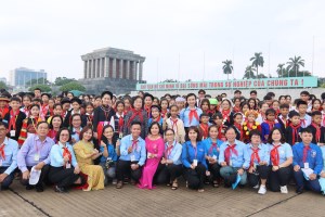 Children’s representatives from 54 ethnic groups pay tribute to Uncle Ho