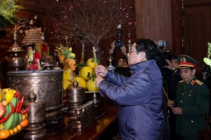 Prime Minister offers incense to President Ho Chi Minh at K9-Da Chong relic site