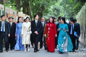 Japanese Crown Prince visits President Ho Chi Minh historical site