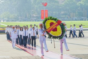Foreign Minister pays tribute to President Ho Chi Minh on National Day