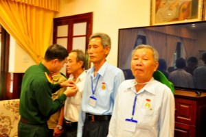 People with meritorious service to the revolution in Bac Lieu province pay tribute to President Ho Chi Minh