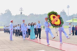 Delegates of Hanoi Students’ Association Congress report achievements to President Ho Chi Minh