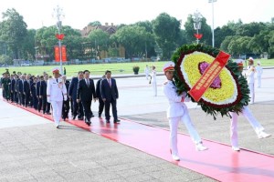 Party, State leaders pay tribute to President Ho Chi Minh at his mausoluem