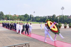 Mongolian President visits President Ho Chi Minh's Mausoleum