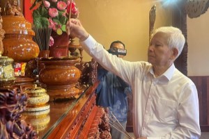 Former State leader plants memorial tree at Uncle Ho’s Monument