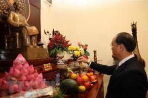 Overseas Vietnamese in Cambodia offer incense to commemorate President Ho Chi Minh