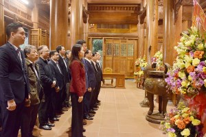 Delegation of Foreign Ministry offers incense to Uncle Ho at Kim Lien Special National Relic Site