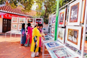 Paintings, photos and documents on Party, President Ho Chi Minh displayed in central Binh Thuan provice