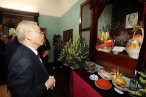 Party leader offers incense in tribute to late President Ho Chi Minh