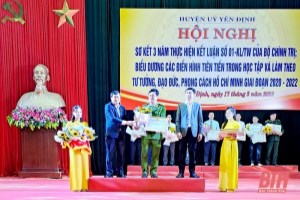 Thanh Hoa's district praises advanced examples in studying and following Uncle Ho