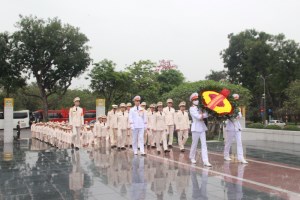 Ministry of Public Security's delegation offers incense to pay tribute to President Ho Chi Minh