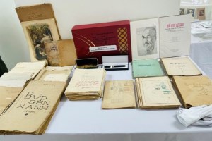 Writer Son Tung’s family presents documents about President Ho Chi Minh to National Archives Centre III