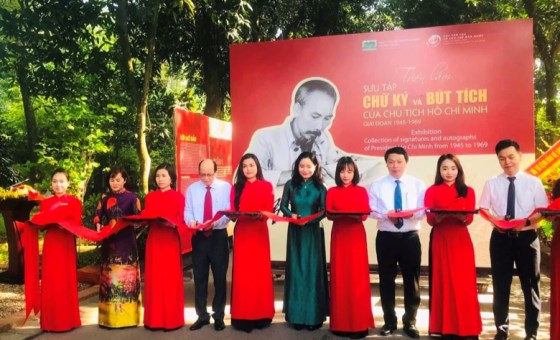 Exhibition introduces President Ho Chi Minh’s signatures, autographs in 1945-1969 period