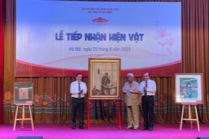 Ho Chi Minh Museum receives paintings of Uncle Ho