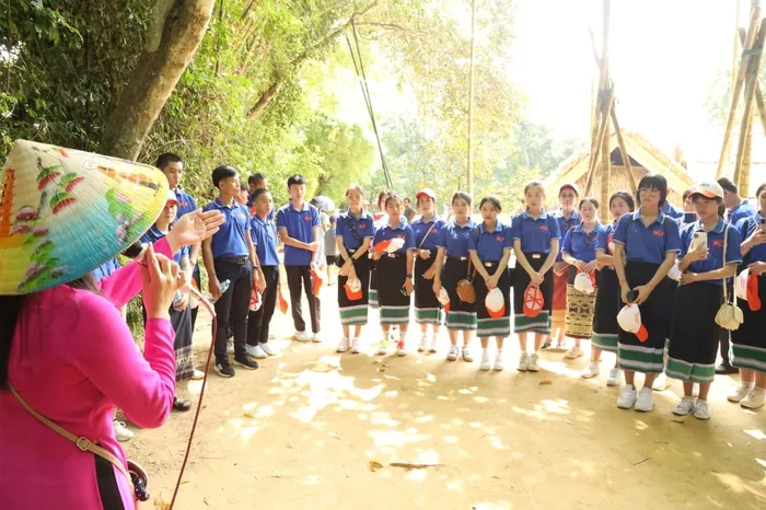 Lao teachers and students pay tribute to Uncle Ho