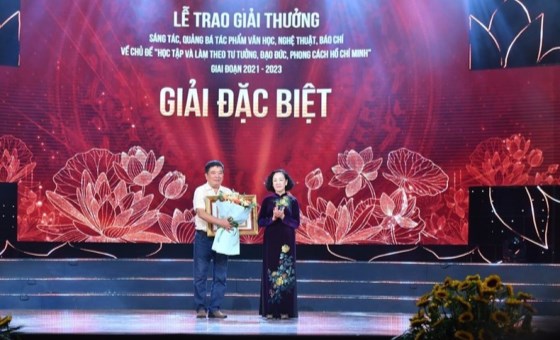 Winners of literary, art and press contest on studying President Ho Chi Minh honoured
