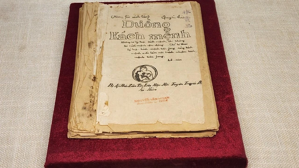 Precious documents about President Ho Chi Minh displayed