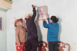 Mobilizing all people to hang Uncle Ho's picture