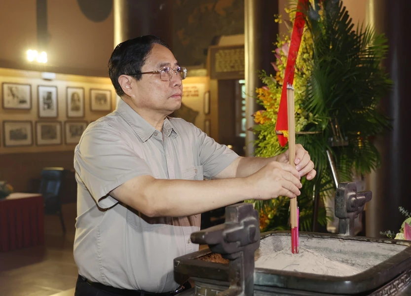 Prime Minister Pham Minh Chinh offers incense at Uncle Ho Memorial Cultural Area