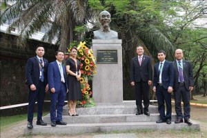Vietnamese NA Delegation pay floral tribute to Ho Chi Minh statue in Philippines