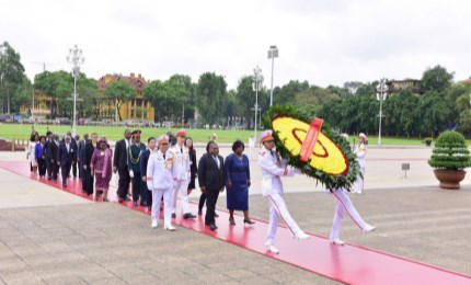 Mozambican President pays tribute to President Ho Chi Minh