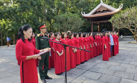 Women from Military Hospital 109 pay tribute to Uncle Ho