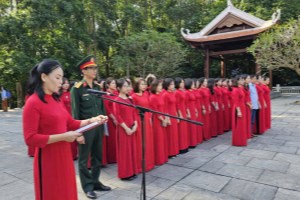 Women from Military Hospital 109 pay tribute to Uncle Ho