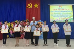 Phu Yen's district honors 24 students of Uncle Ho’s Good Children