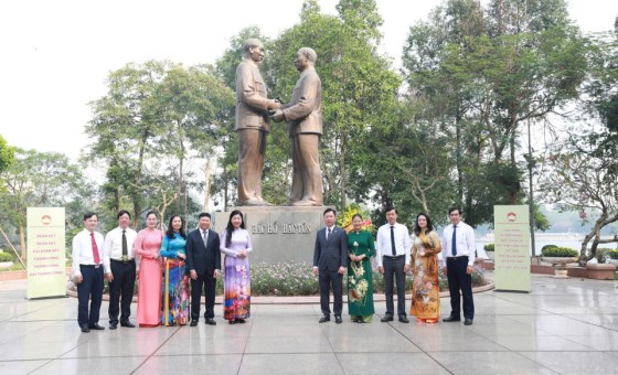 Hanoi VFF delegation offers flowers to Uncle Ho - Uncle Ton