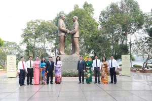 Hanoi VFF delegation offers flowers to Uncle Ho - Uncle Ton