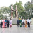 Hanoi VFF delegation offers flowers to Uncle Ho - Uncle Ton