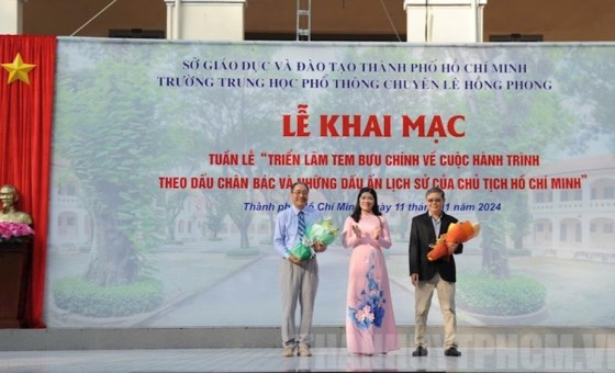 Postage stamp exhibition about Uncle Ho held at HCMC’s high school